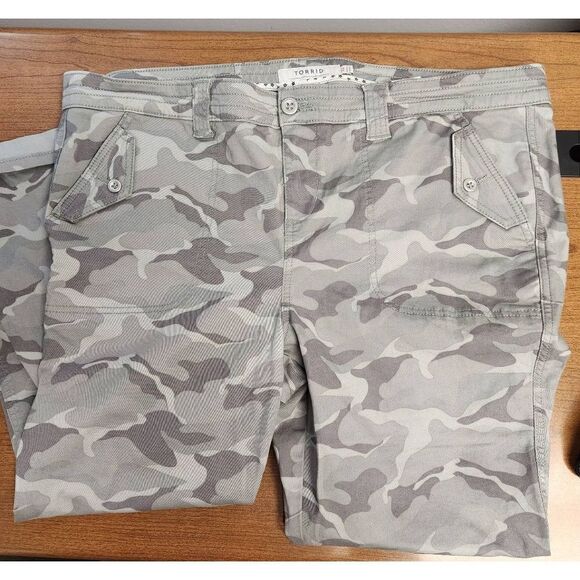 NWOT Torrid Crop Twill Military Pant, Camo size 22 - Picture 3 of 14